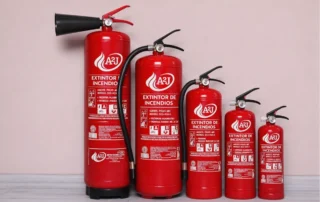 Extintores A2J de polvo ABC y CO2 en diferentes tamaños utilizados para la protección contra incendios en empresas y locales en Coslada