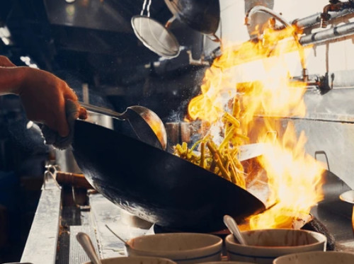 Incendio en Cocina Cacerola al fuego en llamas por un descuido o negligencia