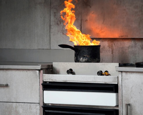 Incendio en Cocina Cacerola al fuego en llamas por un descuido o negligencia