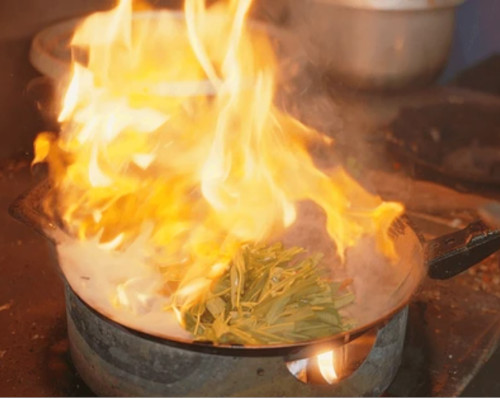 Incendio en Cocina Cacerola al fuego en llamas por un descuido o negligencia