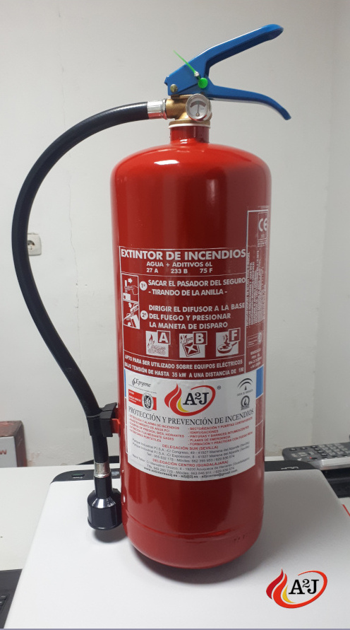 Extintor de espuma de 6 litros Extintor de espuma de 6 litros de color rojo con boquilla negra, diseñado para combatir incendios en fuego de clase A y B papel, carbón, madera o combustibles líquidos y sólidos licuados como diésel, gasolina y aceites lubricantes