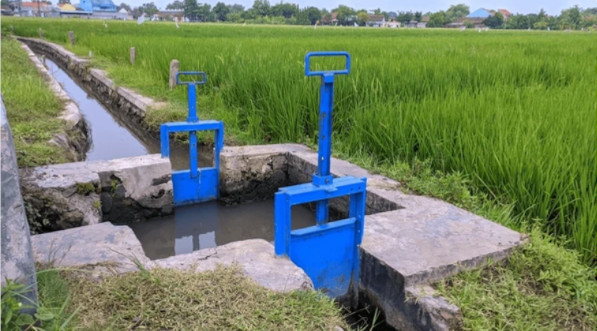 Sistemas de abastecimiento de agua Abastecimiento de agua contra incendios donde se ve una acequia para recoger el agua.