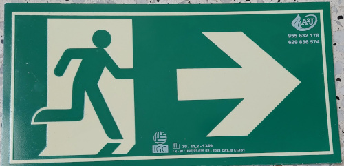 Señal de Salida Señal de salida de emergencia hacia la derecha en PVC y material foto luminiscente