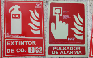 Señales luminiscentes de extintores, pulsador de alarma y avisador acústico de A2J Seguridad