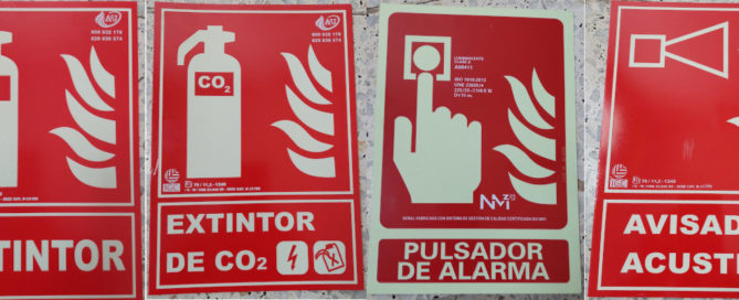 Señales luminiscentes de extintores, pulsador de alarma y avisador acústico de A2J Seguridad