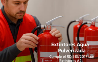 Técnico de mantenimiento con chaleco de seguridad rojo revisando cuidadosamente un extintor de agua pulverizada. La imagen enfoca claramente sus manos mientras ajusta el pasador del extintor. Al fondo, otros extintores desenfocados sugieren un entorno profesional.